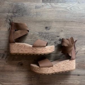 NWOT SOREL
Cameron Flatform Ankle Strap Sandal - Women's